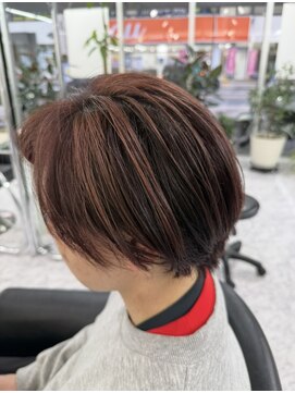 サロンドニケ ショートヘアでピンク系アンブレラカラーで立体的にデザイン！