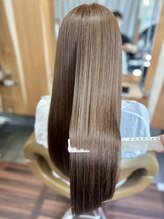 ストレート×白髪ぼかしカラーの組み合わせも◎