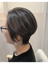 シダ(sida)&nbsp;[30代40代50代]フェザーショート白髪ぼかしハイライトシルバー」