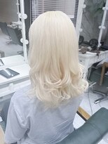 デイズ(days)&nbsp;地雷系ホワイトブロンド　ミディアムヘア