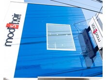モッズヘア 青葉台店の雰囲気（ブルーとホワイトが印象的。青葉台駅３分【スタッフ募集】）