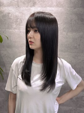 ルイス(L'wis) トリートメントでケア、顔周りレイヤーストレートスタイル！