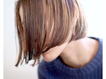 お客様の頭皮を守るために、低刺激のカラー剤を使用！施術前に頭皮の保護も入念に行います。