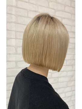 ビスイル 秋葉原店(Vis ill) ハイトーンカラーミルクティーベージュミニ丸みボブ