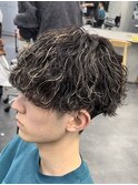 渋谷メンズハイライトカラーメッシュカラー緩めスパイラルパーマ