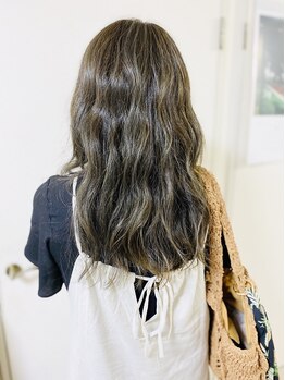 ヘアーカインド(Hair Kind)の写真/【専用駐車場有】首が疲れない！フルフラットになる人気の”YUMEシャンプー台”導入◎