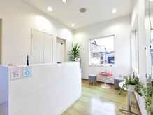 レクラ(L’eclat)の雰囲気（白を基調とした清潔感のある店内♪）