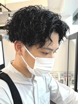 ウェイビーエフティフィフス 横浜西口(WAVEY ft.fifth)&nbsp;センターパートツイストスパイラルパーマ刈り上げメンズパーマ