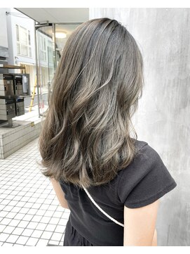 チョビー(Chobii) 髪色ハイライトブリーチカラーグレージュイルミナカラー 37