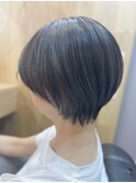 ショートボブ/センターパート/ツヤ髪/グラデーション/イヤリング