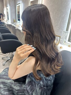 アエラバイトゥルークリエイション(AERA by True Creation) 巻き髪ヘアアレンジ