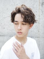 フィフスワン(fifth one)&nbsp;波巻きパーマセンターパートツイストスパイラルパーマ刈り上げ