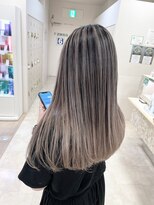 グレーベージュニュアンスカラーヘルシースタイルレイヤーロング