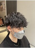 刈り上げメンズ前下がりマッシュ波巻きパーマ