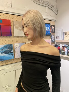 ルーム(Loom.) ハイトーンボブ ブロンドボブ ぱっつん前髪 切りっぱなしボブ