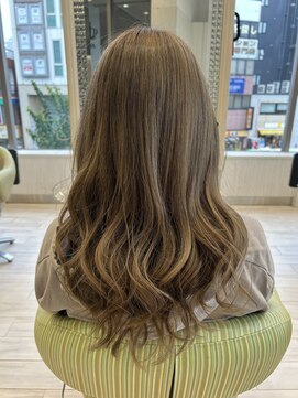 ビス ヘア アンド ビューティー 西新井店(Vis Hair&Beauty) 30代40代ブリーチミルクティー伸ばしかけミディアムウルフ