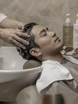 リセット戸田公園barber &head spa【メンズカット/レディースシェービング】の写真/頭皮環境を整え、ハリ・コシのある髪に。終わった後の軽さと爽快感が◎リラックスしながらキレイが叶う♪