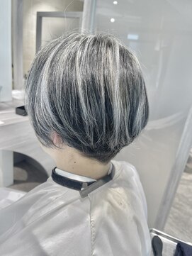 オナー(honor) ホワイトハイライトバレイヤージュブリーチ立体感透け感アッシュ