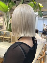 ミルクティーアッシュグレージュハイトーンカラーウルフボブ