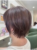 白髪を活かしたピンクカラーショート
