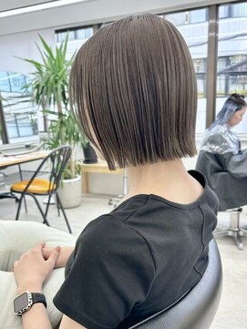 ヒビヲ(HIBIO) タッセルボブ切りっぱなしボブ外ハネボブベージュダブルカラー