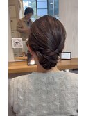 フォーマルなシニヨン！TPOに応じて綺麗めなセットもできます！