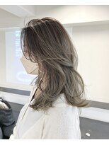 ルーヴェ(LOWE)&nbsp;【なつみ】ギャルにならないマットグレージュハイライト