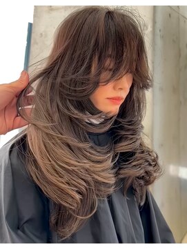 ヌエン 渋谷(NU/EN) バタフライレイヤー　海外ガール