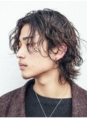 黒髪ミディアムセンターパートパーマ