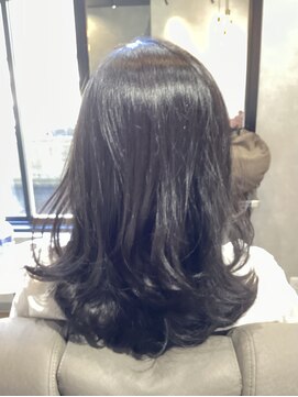 アルム(arum) お顔まわりから頭頂部に動きのあるスタイル/横浜/元町/レイヤー