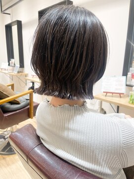 エミス バイ メルト 吉祥寺(emis by melt) 【堀惠】ミディアムレイヤーボブ切りっぱなしボブ外ハネベージュ