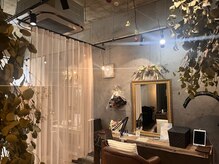 ルフノニジョウ(LUFF2)の雰囲気（柔らかな光とドライフラワーが彩る、心地よい空間です。）