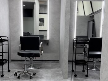 アーチオオサカ(ARCHE-OSAKA)の写真/一人のスタイリストが最初から最後まで丁寧に担当!あなたの髪に本気で向き合うマンツーマン施術◎