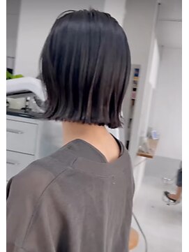 プラグ(Plug) アッシュベージュミニボブ外ハネタイト切りっぱなしストレート