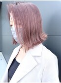 ペールピンクベージュの切りっぱなしボブ