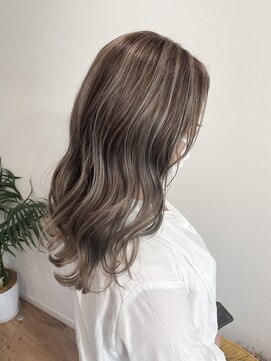 キュー(cue) 【cue】透明感グレージュ×筋感ハイライト