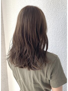 フー(feu) 大人ベージュカラー。