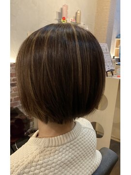 ショートボブ白髪ぼかしハイライト