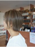 ・白髪ぼかしハイライトとローライトのミニボブ・