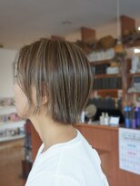 スタジオフィット(STUDIO FITTO)&nbsp;・白髪ぼかしハイライトとローライトのミニボブ・