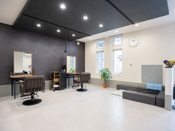 リラージュヘア(relaxu hair)の写真/セット面から見える場所にキッズスペースあり◎お子様に目が届くところで施術できるプライベートサロン♪