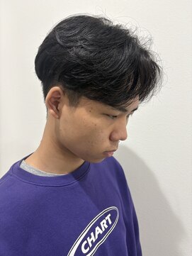 ヒュイル バイ ニアウ(Hwyl by Niau) MEN’S HAIR/サーフカール/刈り上げセンターパート/伊勢崎