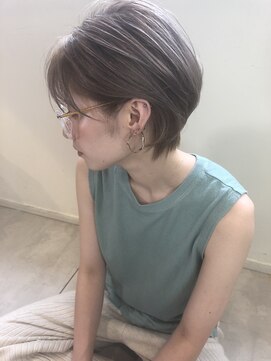 トルネード(TORNADO) 外国人風ハンサムショート ハイライトグレージュ 耳掛けくびれ