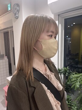 シイ(SIE) 切りっぱなしボブ×ホワイトベージュ