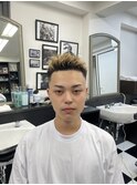 束感ツーブロックスキンフェード波巻き無造作ブリーチショート