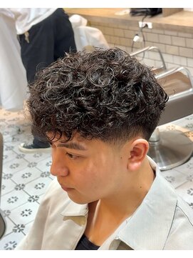 グルーマーズトウキョウ(GROOMER/S TOKYO) スペインカール フェード 海外風 メンズパーマ ショート