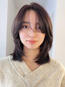 小顔レイヤー黒髪ミディアムストレート前髪パーマ外はね