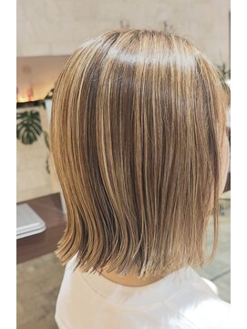 ベージュ系ハイライト×切りっぱなしボブ