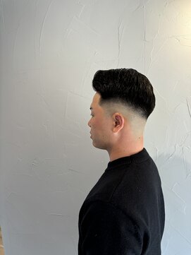 サカエ(SAKAE) サイドパート、スキンフェード