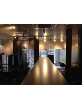 お買い物の合間に、ふと立ち寄れるサロン。落ち着いた上質空間をご用意してお待ちしております◇